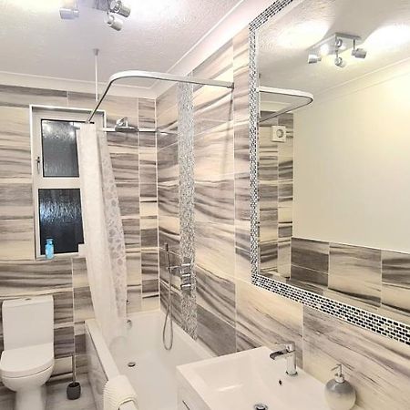 Spacious 3 Bed Flat Near The Sea With Parking Борнмът Екстериор снимка