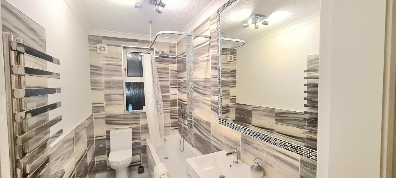 Spacious 3 Bed Flat Near The Sea With Parking Борнмът Екстериор снимка