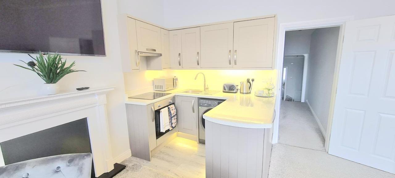 Spacious 3 Bed Flat Near The Sea With Parking Борнмът Екстериор снимка