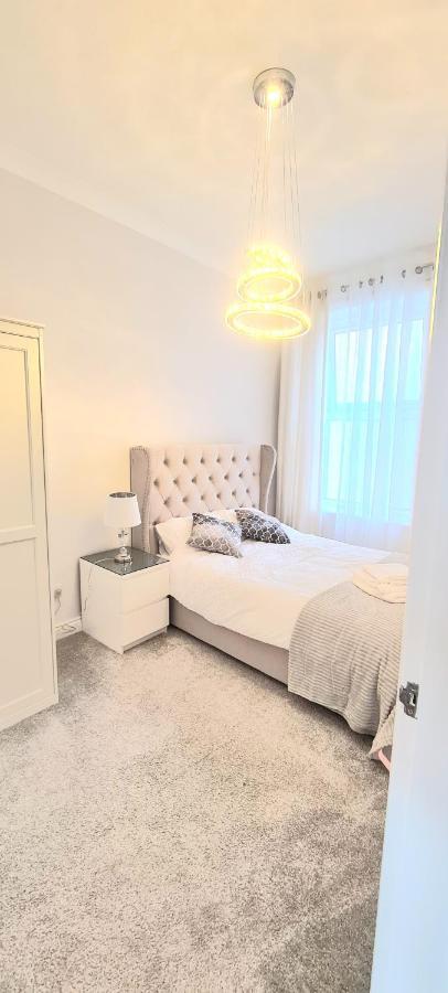 Spacious 3 Bed Flat Near The Sea With Parking Борнмът Екстериор снимка