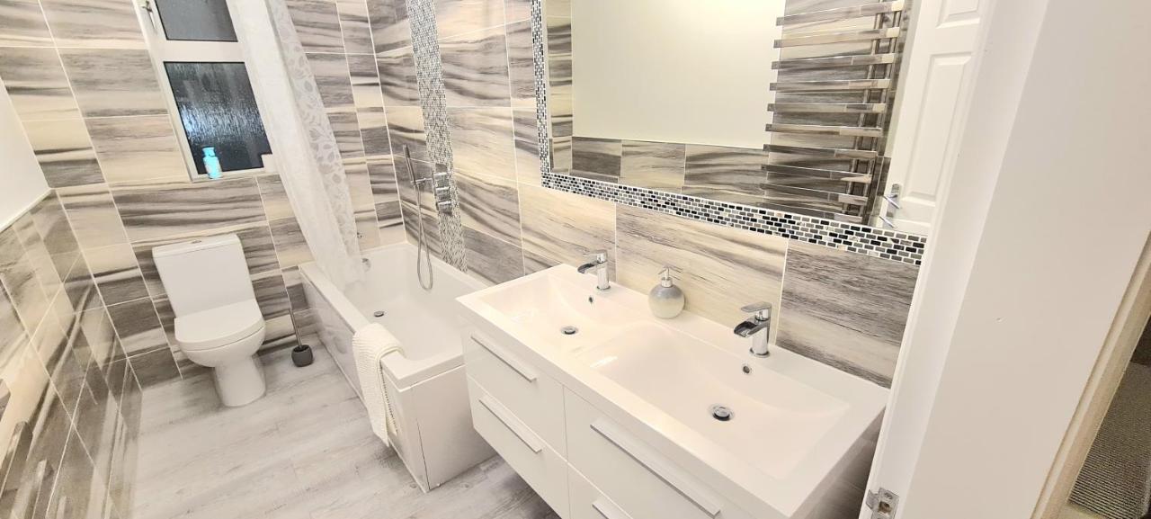 Spacious 3 Bed Flat Near The Sea With Parking Борнмът Екстериор снимка
