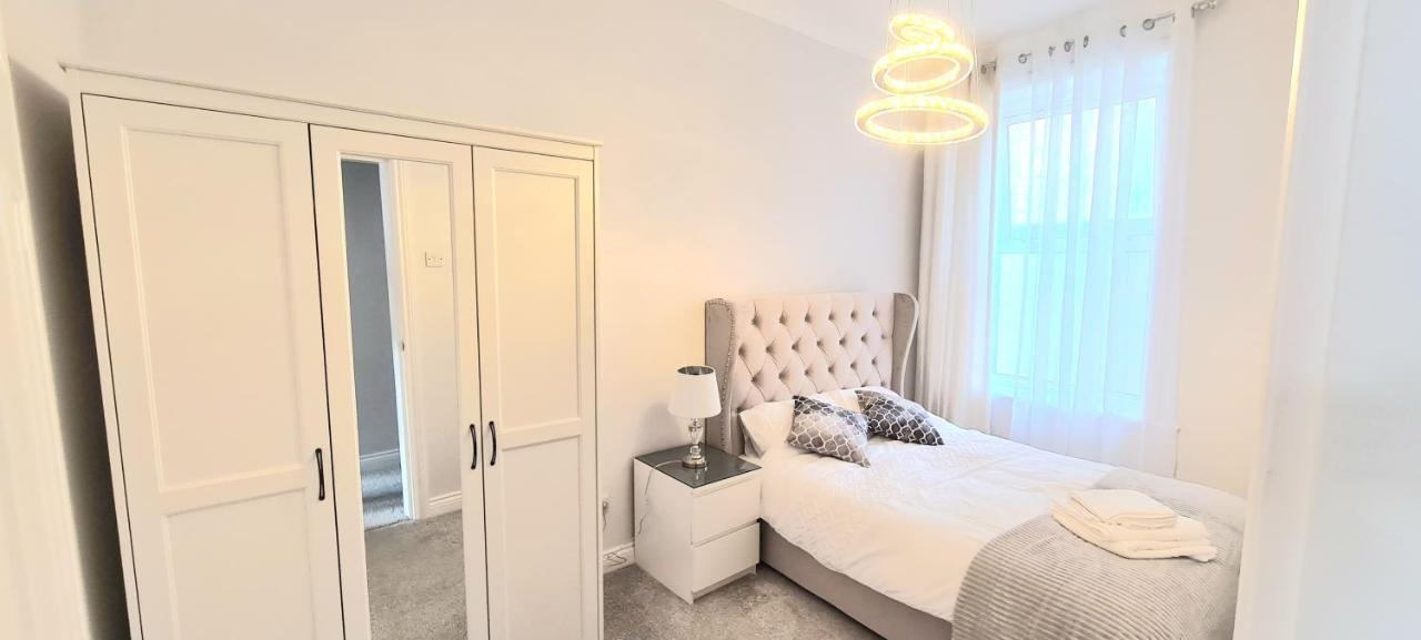 Spacious 3 Bed Flat Near The Sea With Parking Борнмът Екстериор снимка